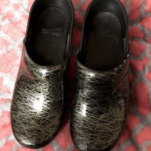 Dansko woman shoes